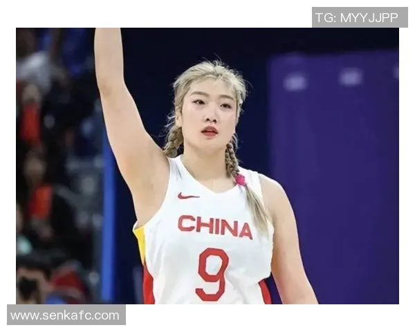 一女子在篮球场上展现出色技艺与坚定信念的动人故事